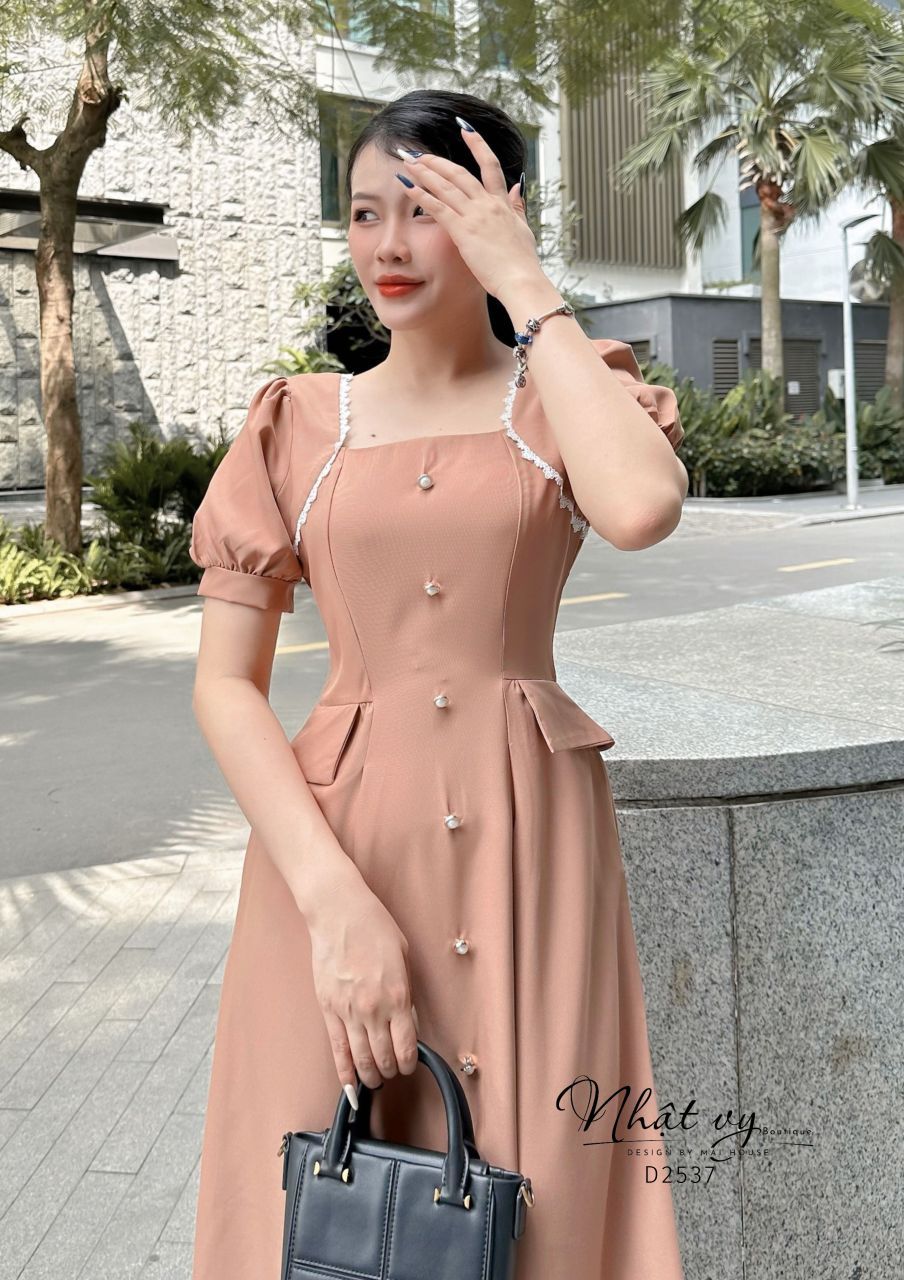 Đầm cổ vuông viền ren kiểu đính cúc giả - D2537