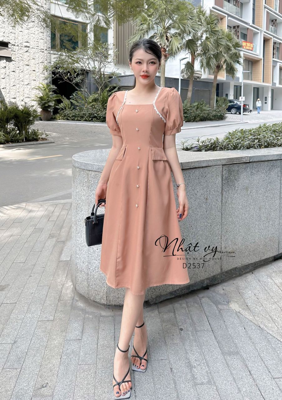 Đầm cổ vuông viền ren kiểu đính cúc giả - D2537