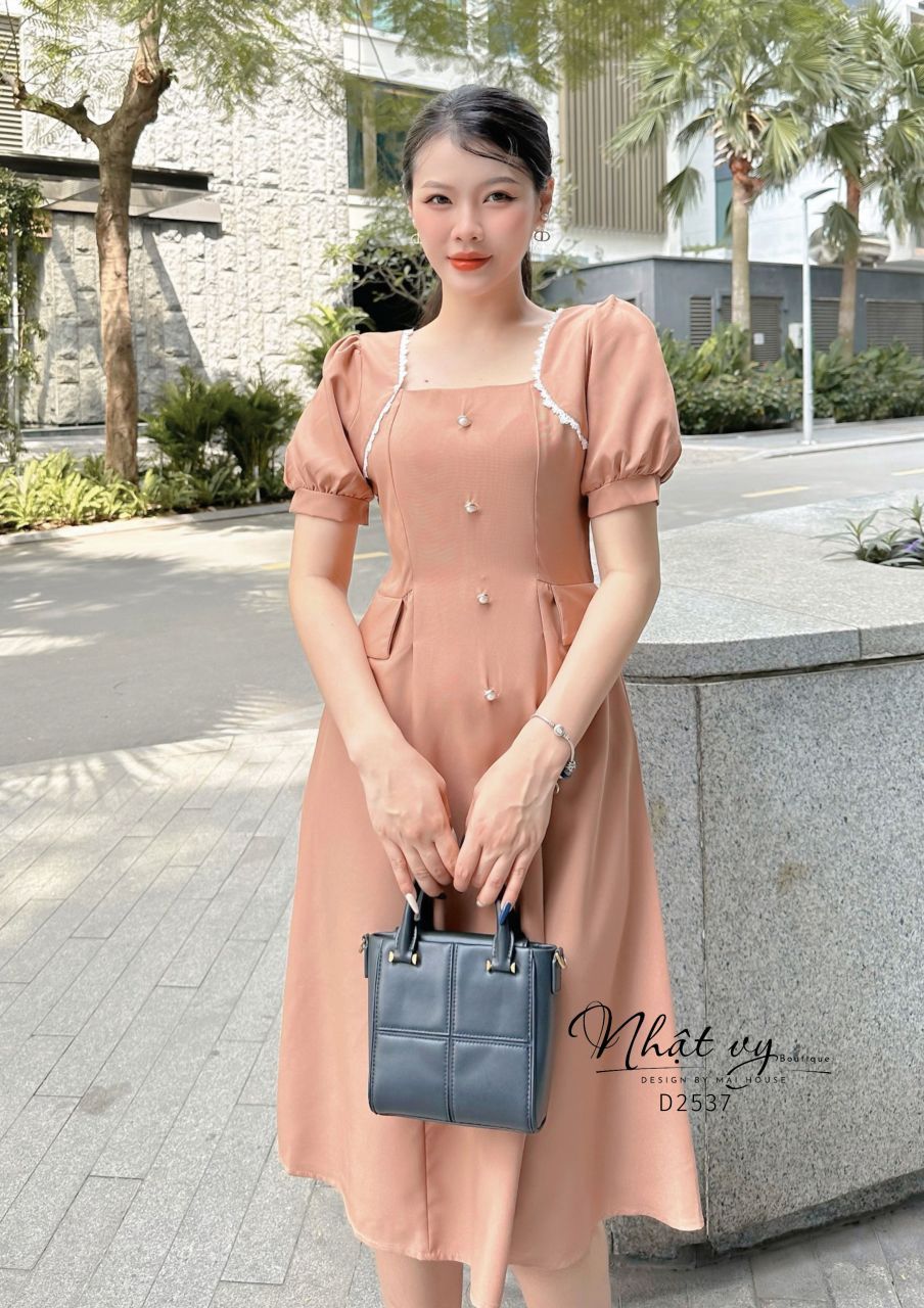 Đầm cổ vuông viền ren kiểu đính cúc giả - D2537