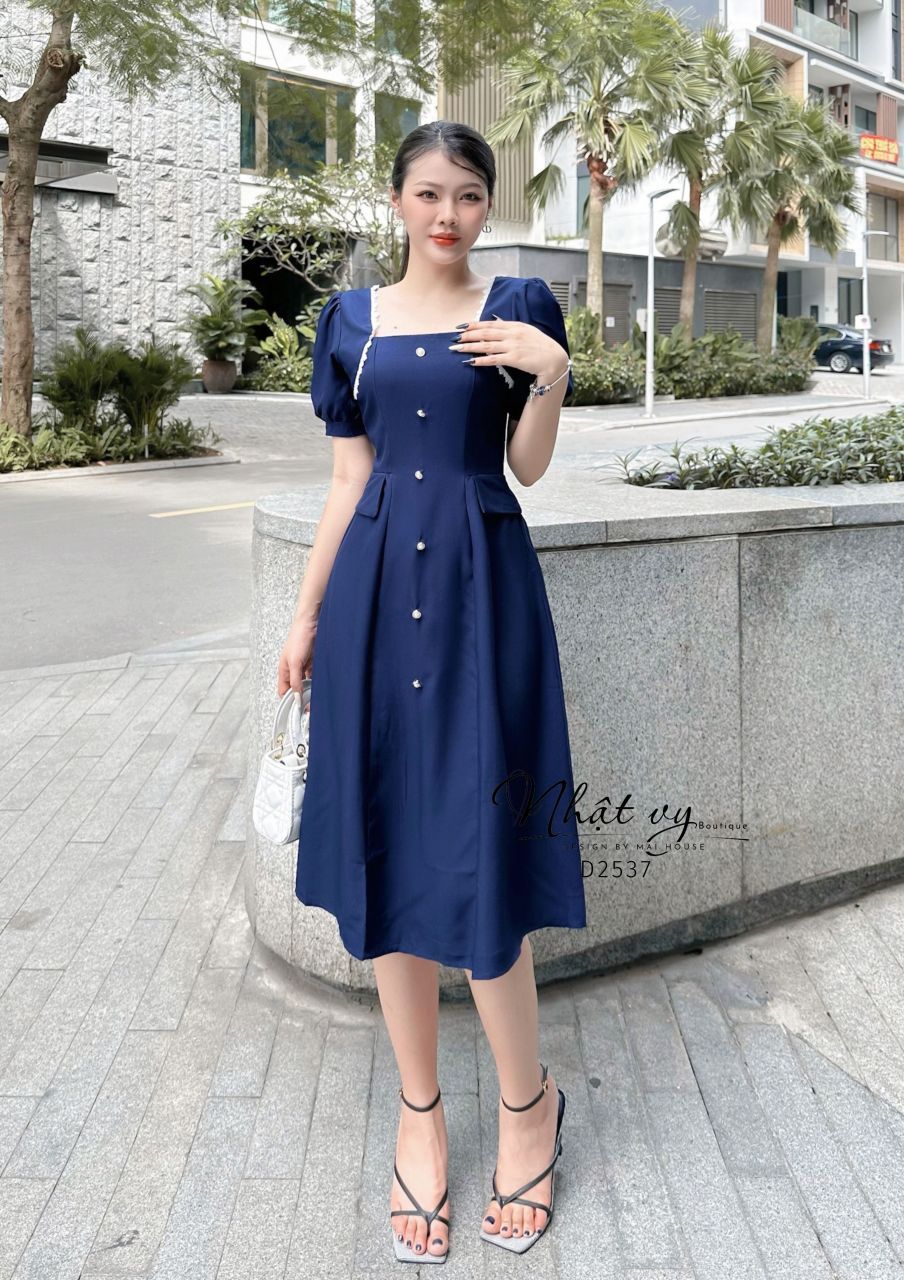 Đầm cổ vuông viền ren kiểu đính cúc giả - D2537