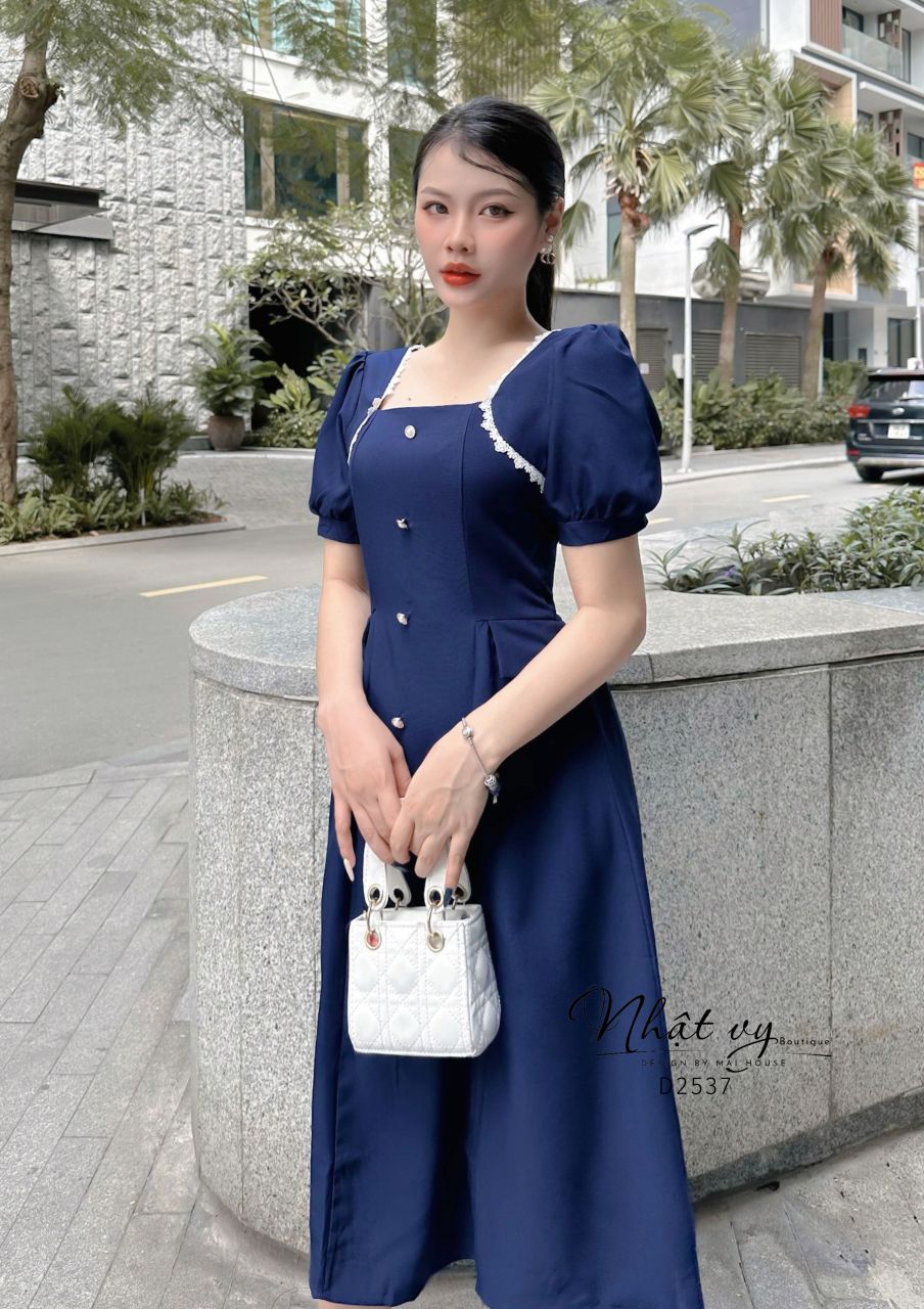 Đầm cổ vuông viền ren kiểu đính cúc giả - D2537