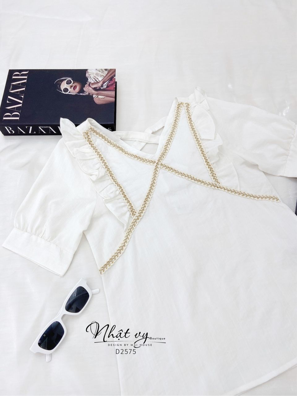 Áo cổ V bèo vai phối ren ngực cách điệu - D2575