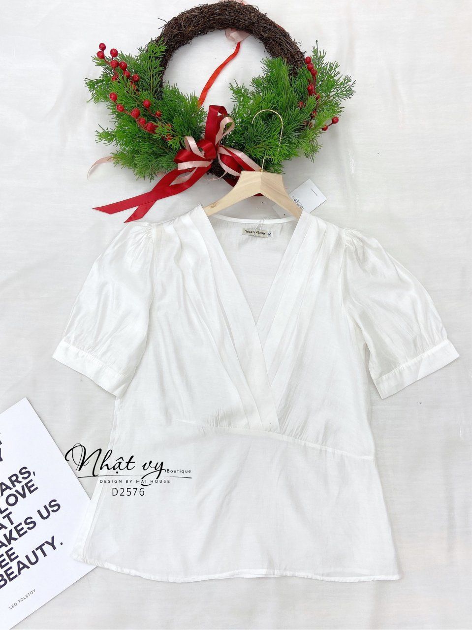 Áo cổ V xếp ly kiểu tay phồng - D2576