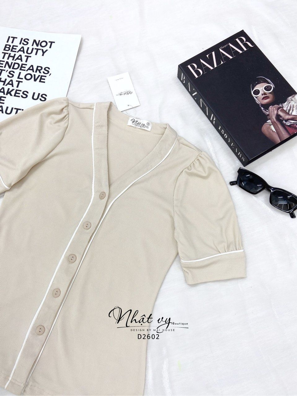 Áo thun cổ tim phối viền trắng - D2602