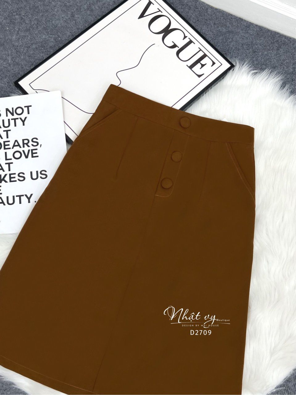 Chân váy chữ A đính nút bọc - D2709