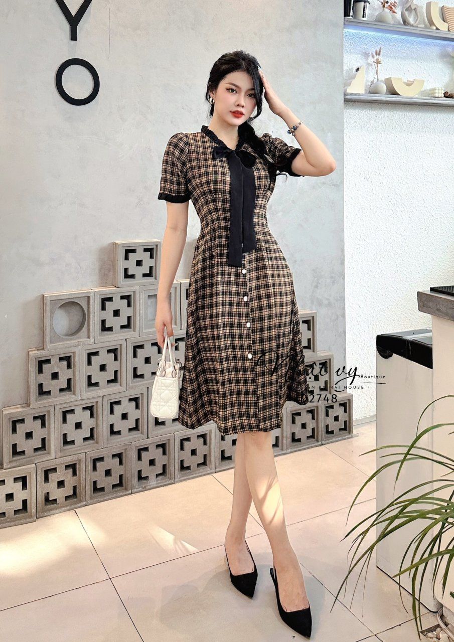 Đầm caro chiết ben ngực phối bèo cổ - D2748