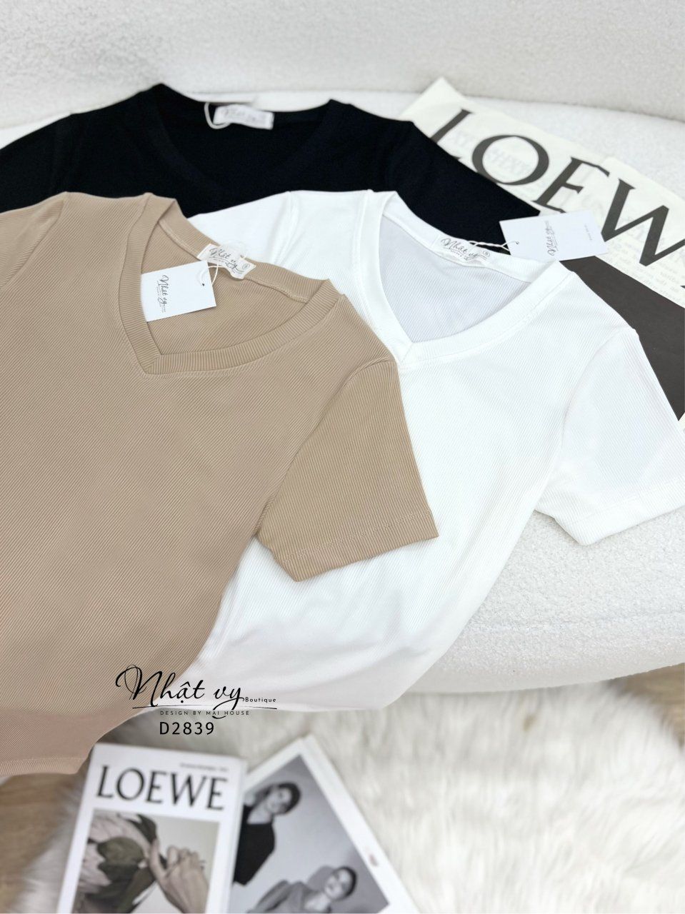 Áo thun cổ tim form dáng ôm - D2839