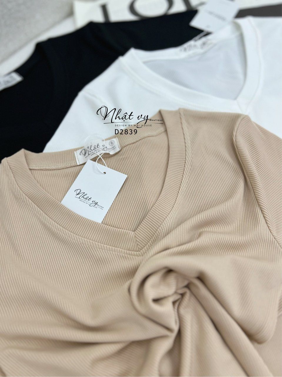 Áo thun cổ tim form dáng ôm - D2839