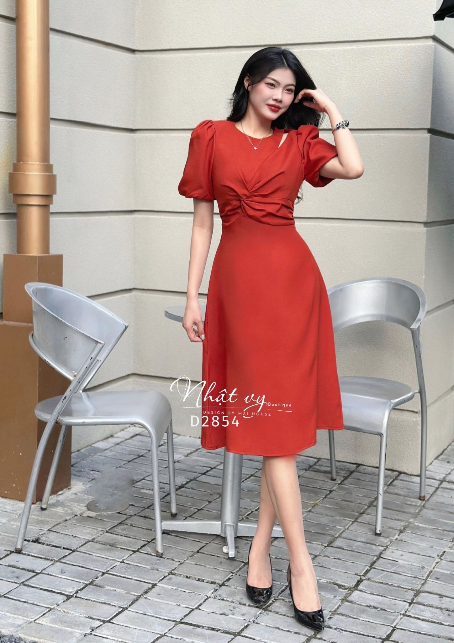 Đầm dáng ôm cổ tròn xoắn ngực - D2854