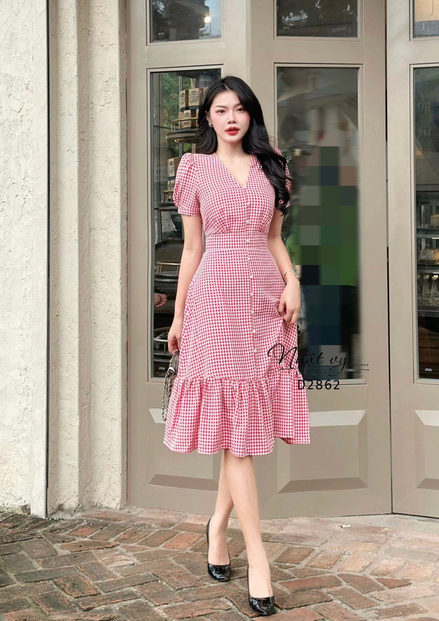 Đầm caro cổ V đuôi cá đính nút ngọc - D2862