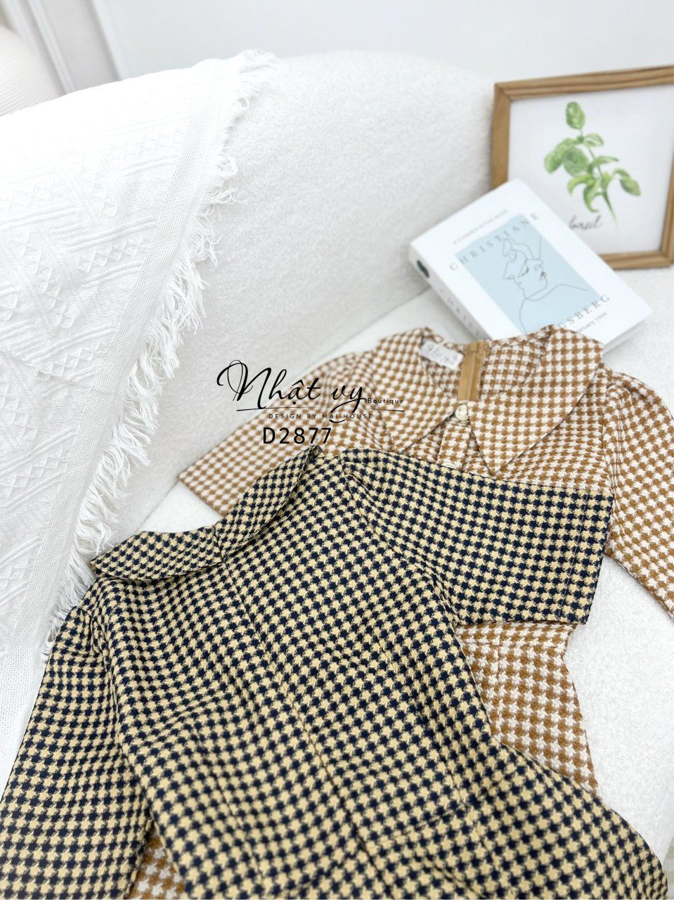 Đầm cổ tròn bèo đính cúc kiểu form dáng xoè - D2877