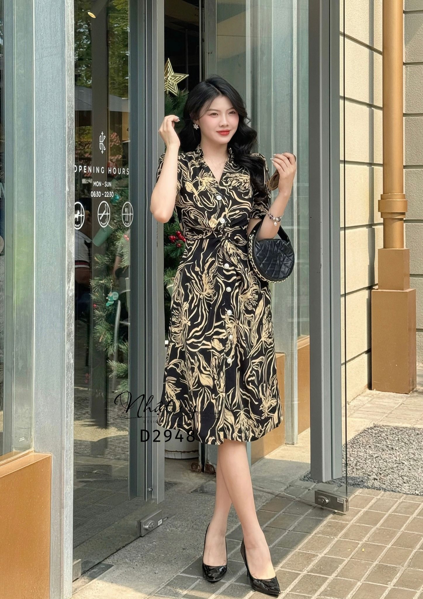 Đầm hoạ tiết xoắn eo cổ sơ mi form dáng ôm - D2948