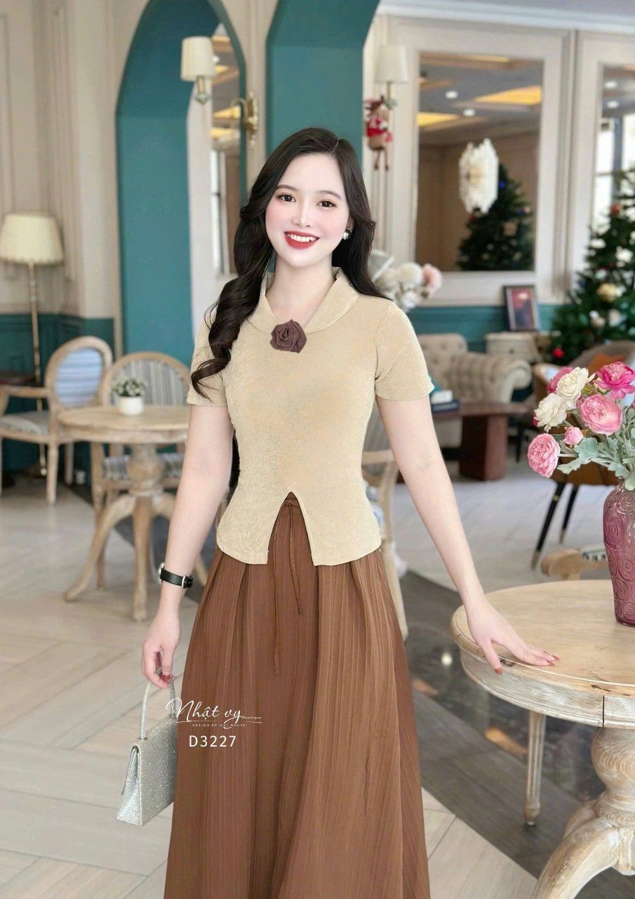 Set áo thun cổ bèo cài hoa kèm chân váy dáng dài - D3227