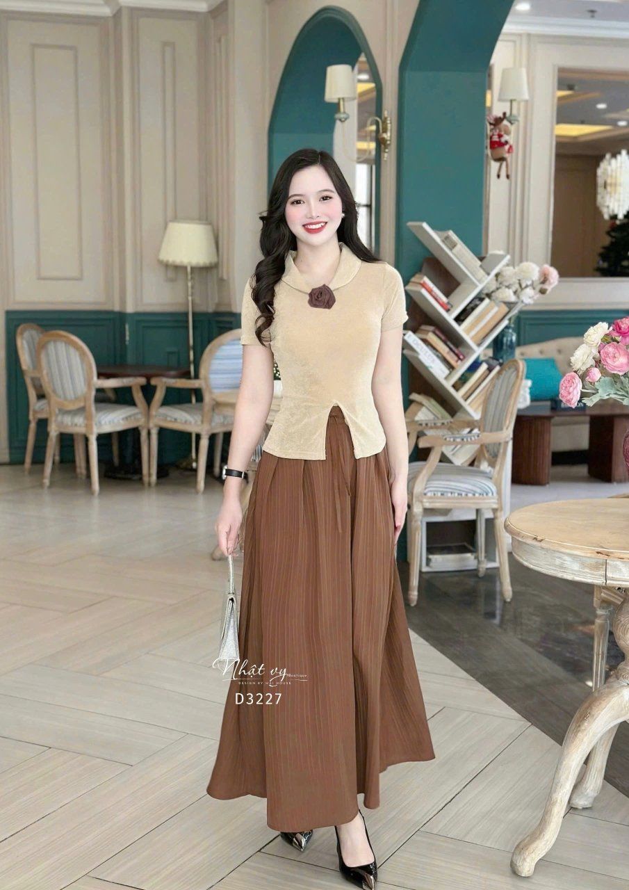 Set áo thun cổ bèo cài hoa kèm chân váy dáng dài - D3227