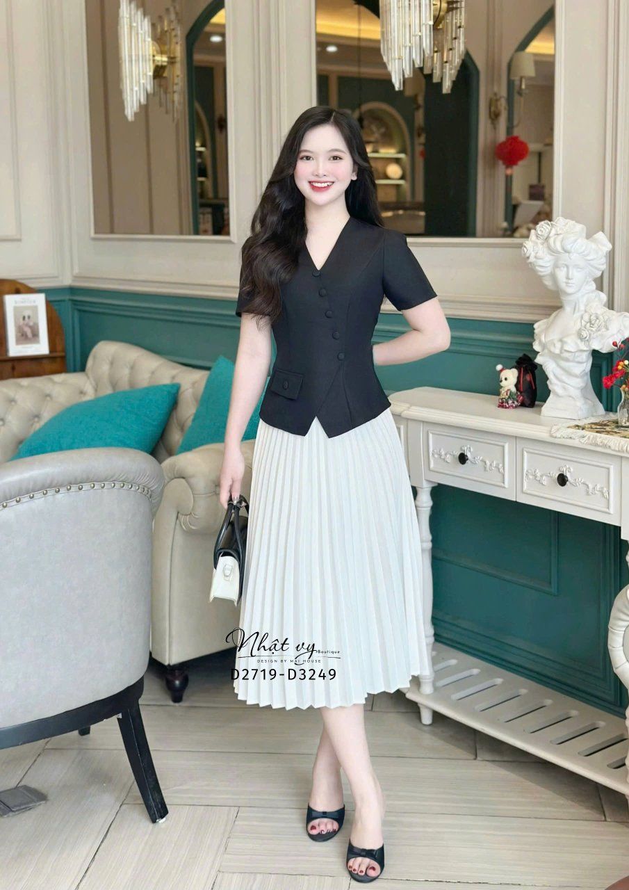 Áo cổ V đính nút bọc xẻ tà cách điệu - D3249