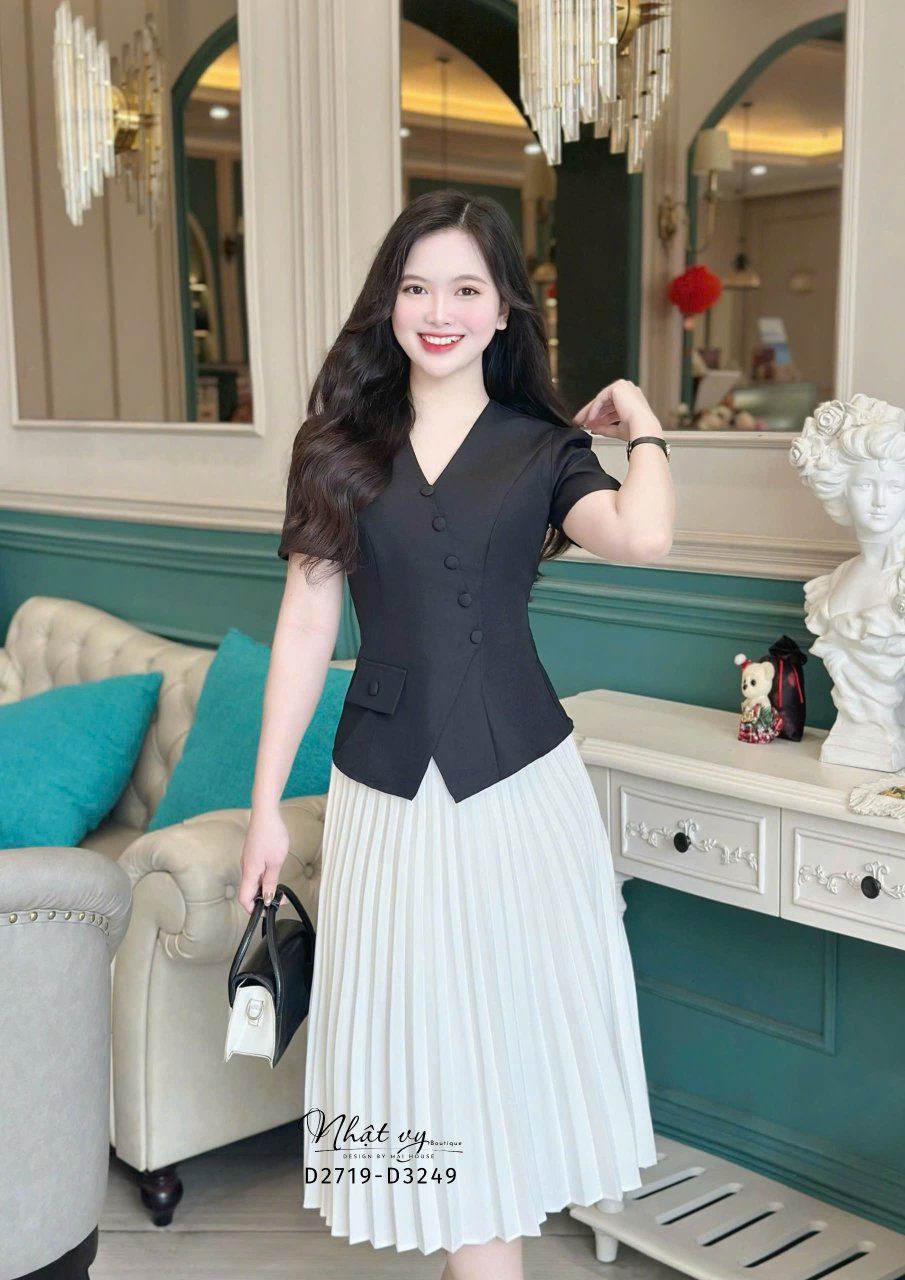 Áo cổ V đính nút bọc xẻ tà cách điệu - D3249