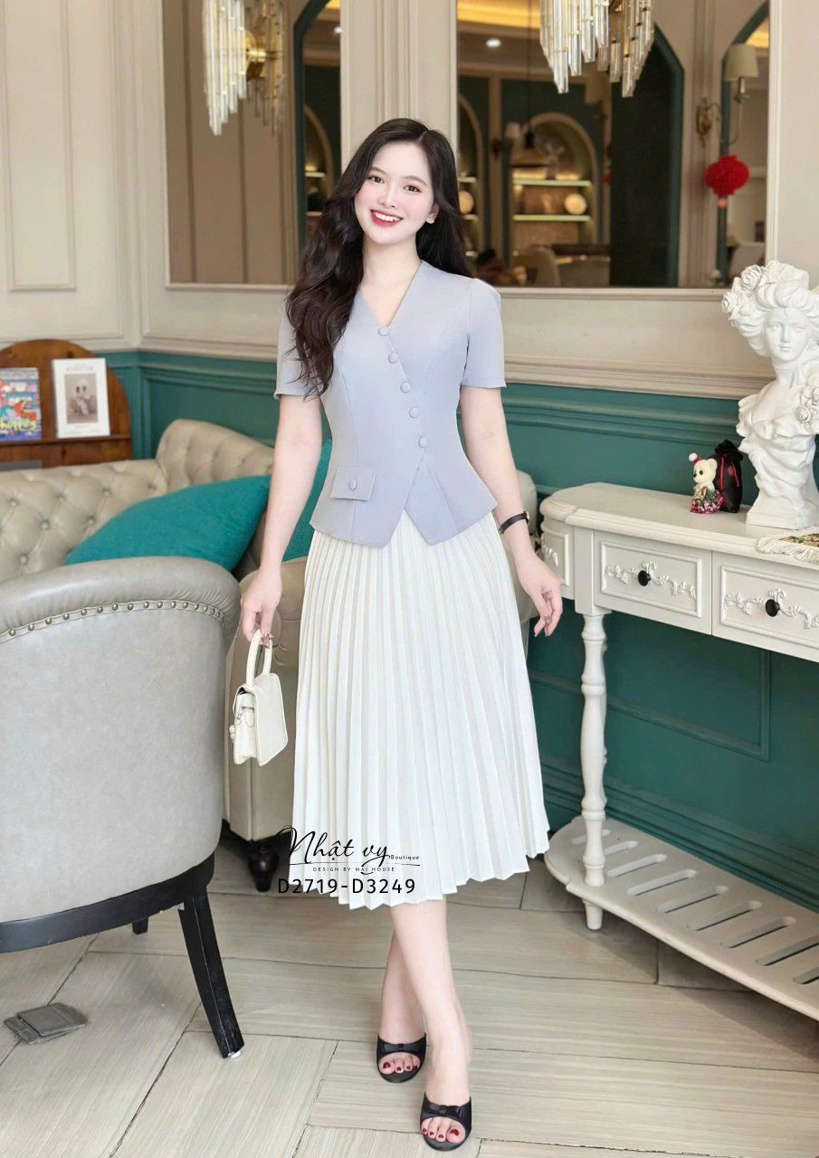 Áo cổ V đính nút bọc xẻ tà cách điệu - D3249