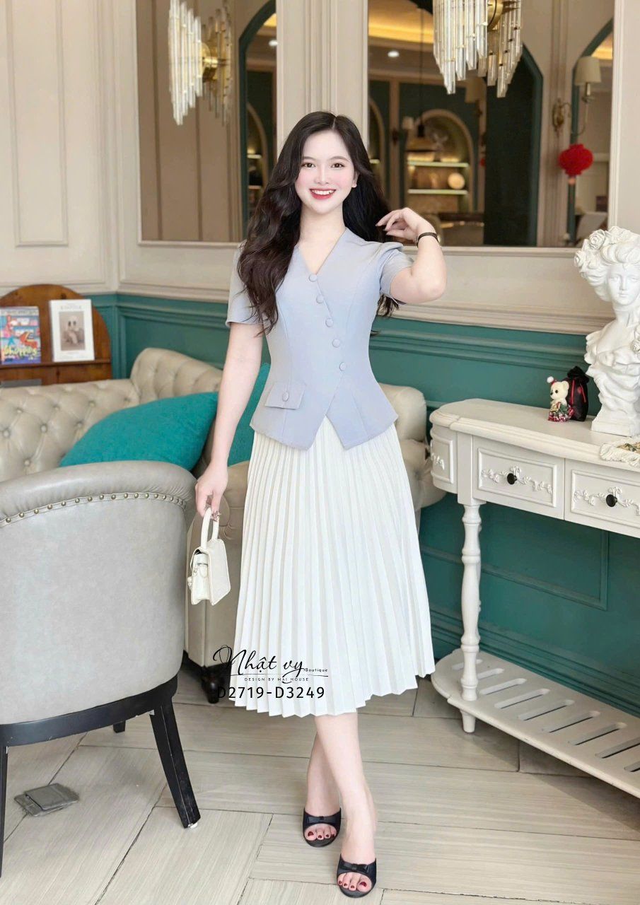Áo cổ V đính nút bọc xẻ tà cách điệu - D3249