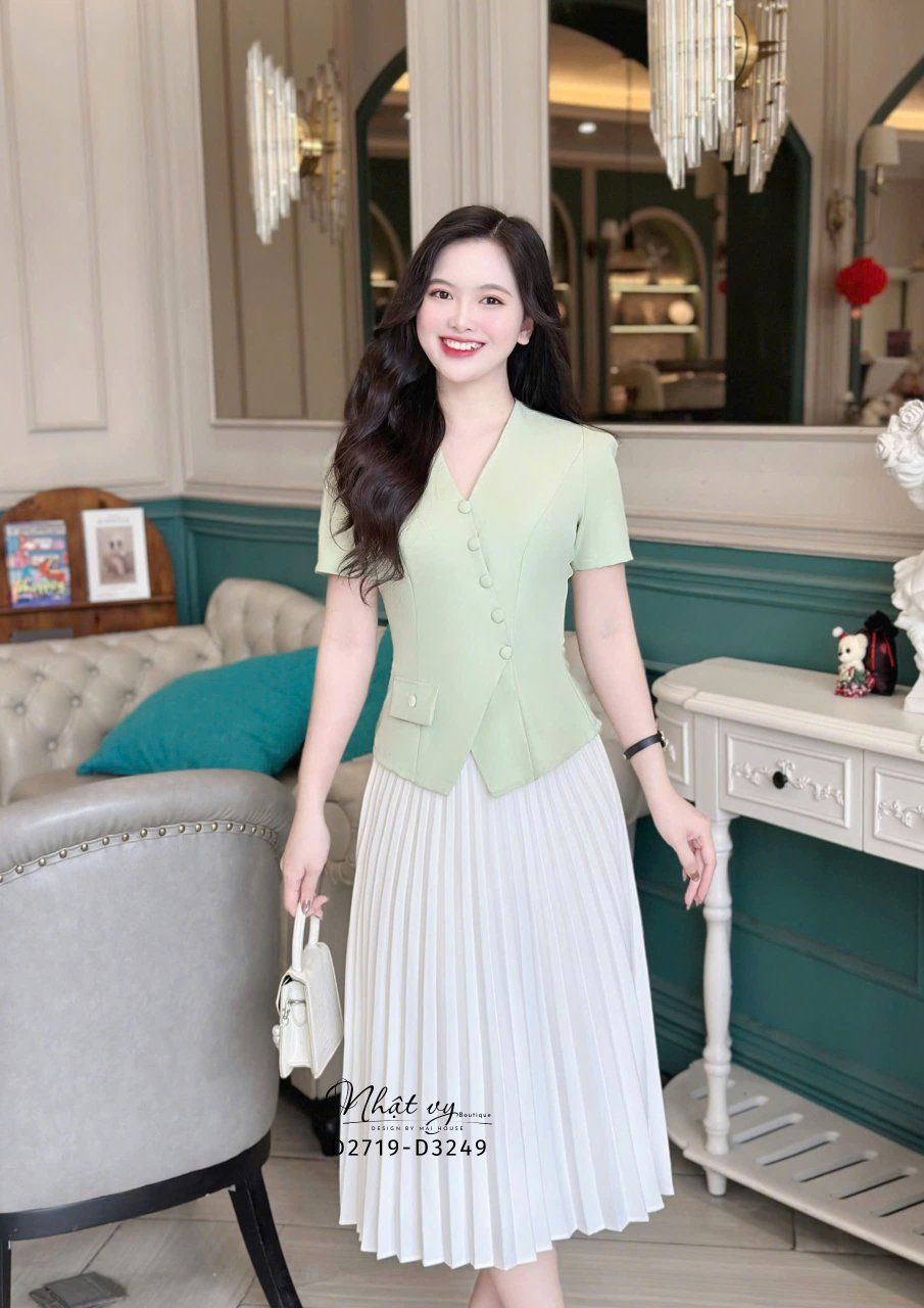 Áo cổ V đính nút bọc xẻ tà cách điệu - D3249