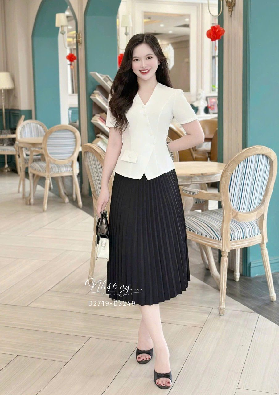 Áo cổ V đính nút bọc xẻ tà cách điệu - D3249