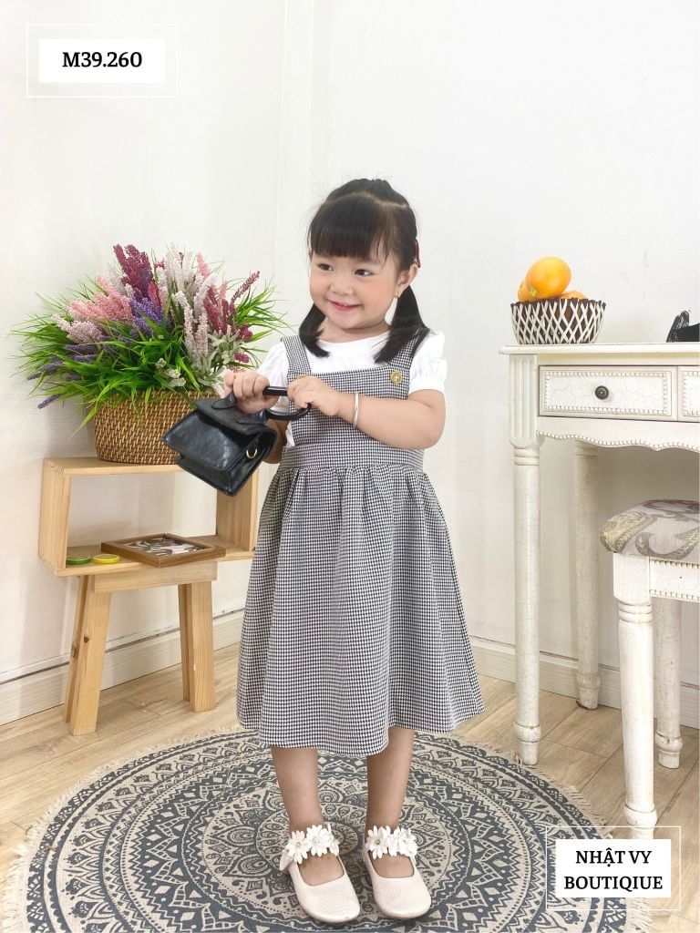 Set yếm bé caro áo trơn trắng - M39