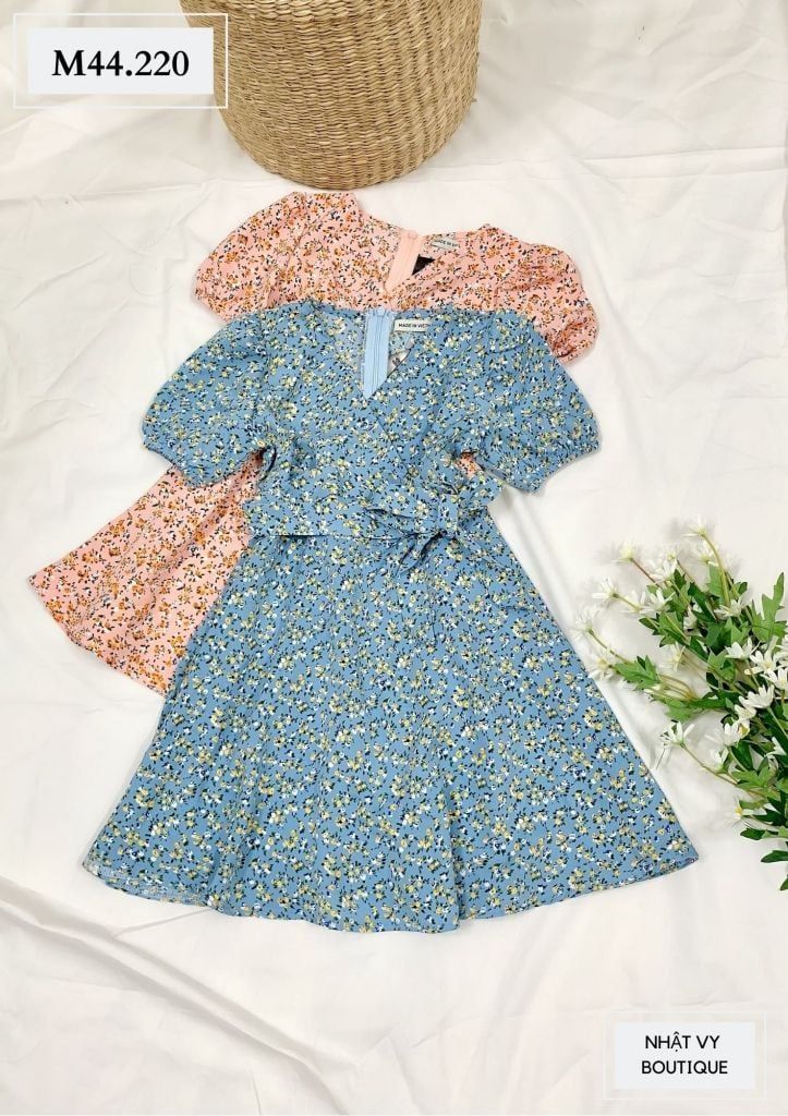 Đầm bé hoa nhí cổ đắp chéo kèo dây - M44