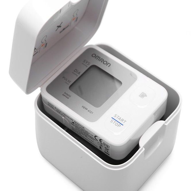 Máy Đo Huyết Áp Cổ Tay Omron HEM-6121