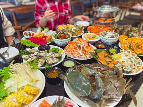 Bay Seafood Buffet - Tông Đản