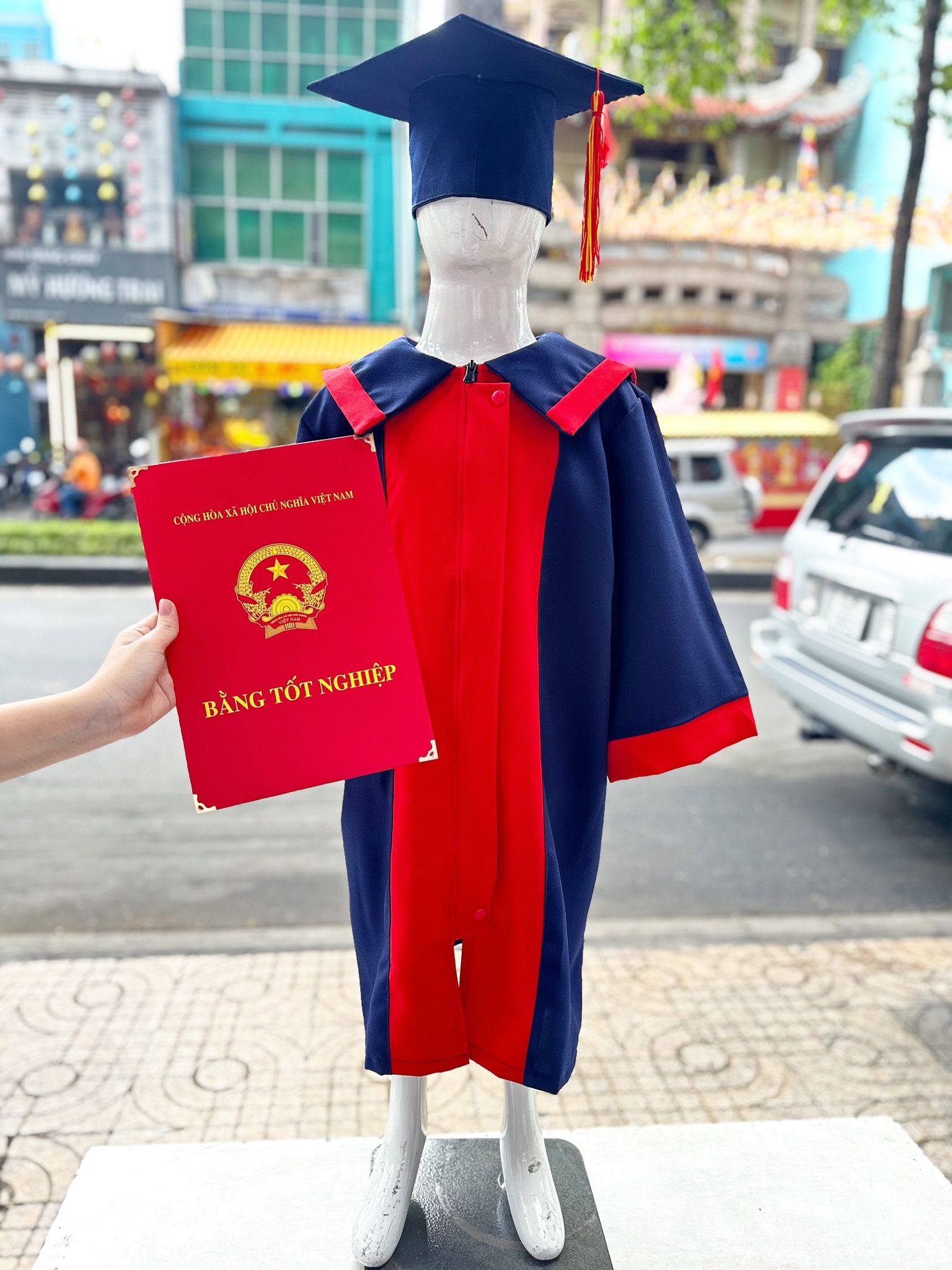 Set tốt nghiệp mầm non đáng yêu- gồm áo, nón, bằng