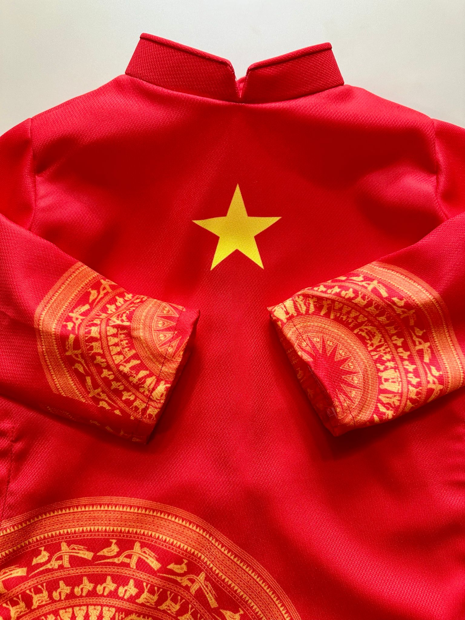 8-36kg; 1-10T (loại tốt) Áo dài lá cờ đỏ sao vàng cho bé trai- Đỏ trống đồng, quần phi bóng loại 1