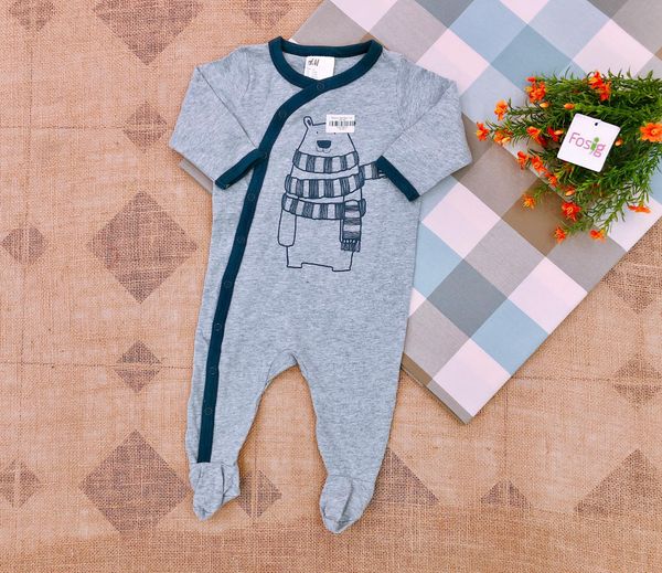  [0-2m] Sleepsuit Bé Trai HM - Xám Gấu [Vớ] 