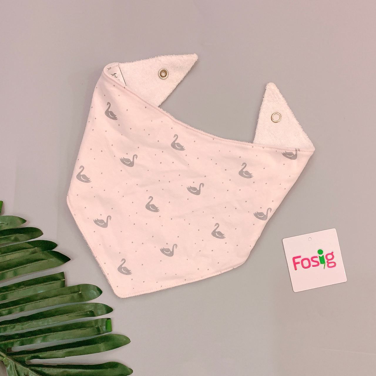 Yếm Cổ Tam Giác Bé Gái - Hồng/Hạc Xám