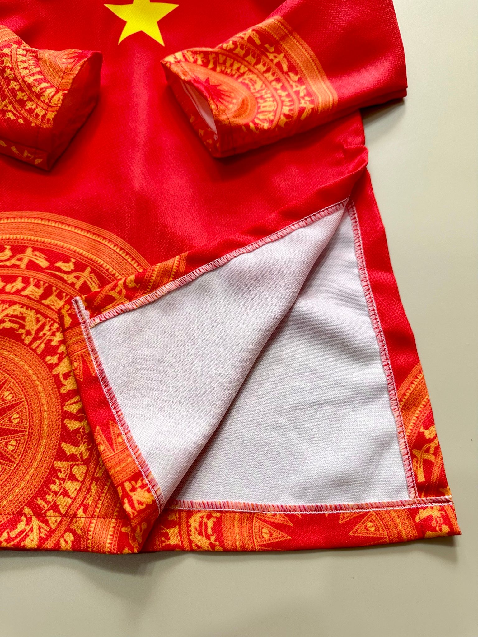 8-36kg; 1-10T (loại tốt) Áo dài lá cờ đỏ sao vàng cho bé trai- Đỏ trống đồng, quần phi bóng loại 1