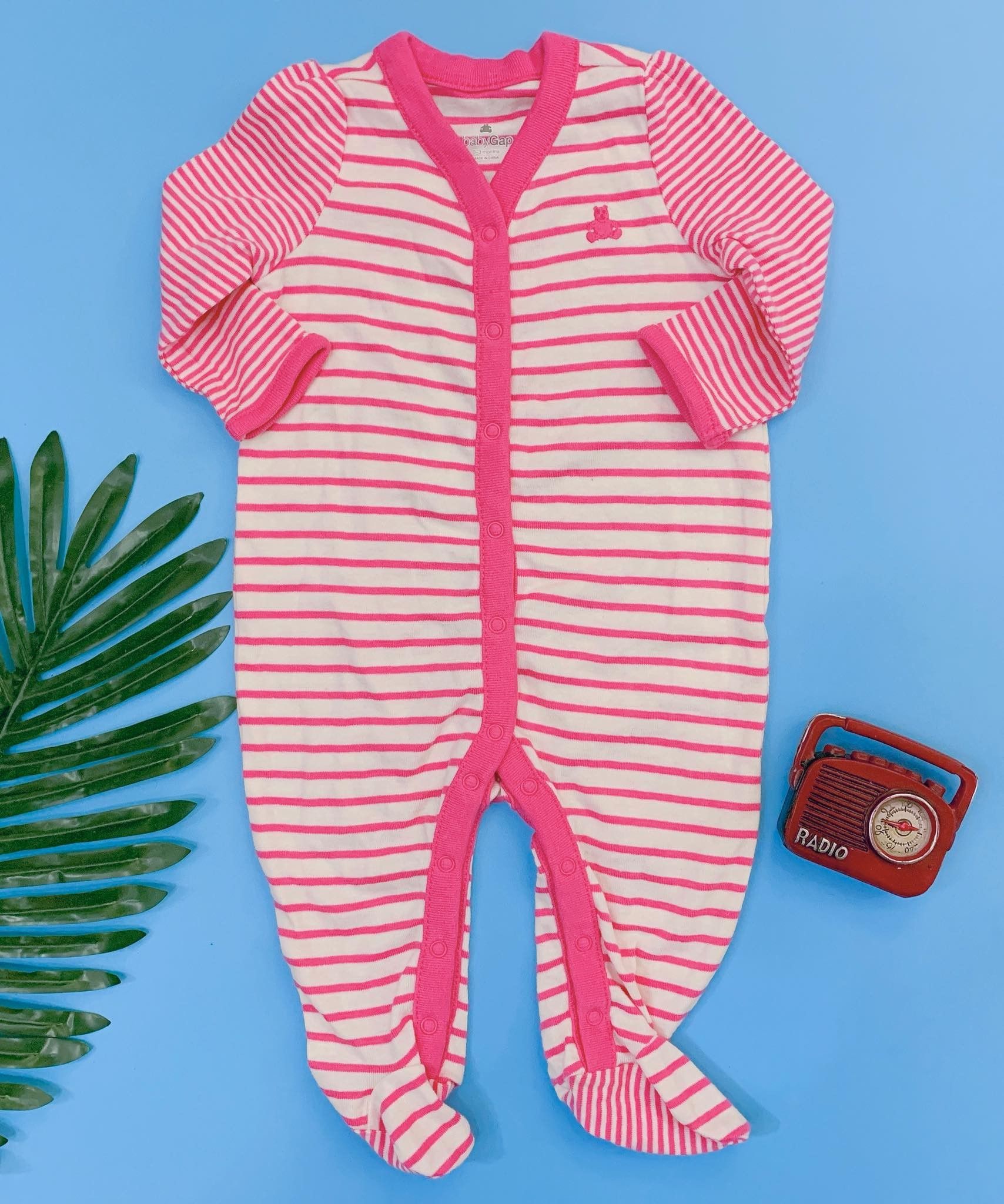  [0-3M] Sleepsuit Cúc Bấm Có Vớ Bé Gái GP - Trắng Sọc Hồng Đậm 