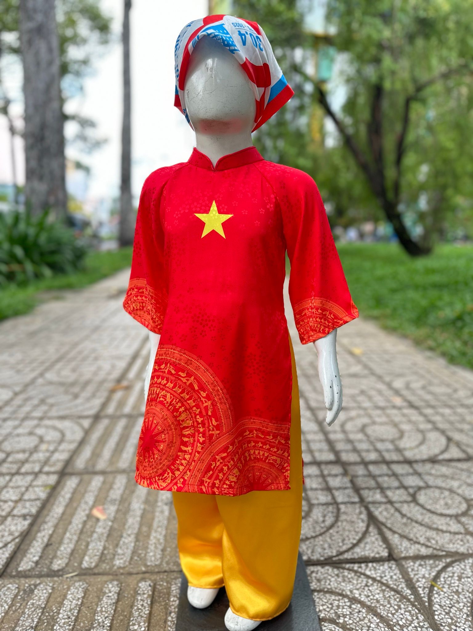 8-36kg; 1-10T (loại tốt) Áo dài lá cờ đỏ sao vàng cho bé gái- Đỏ hoa mai, quần phi bóng loại 1