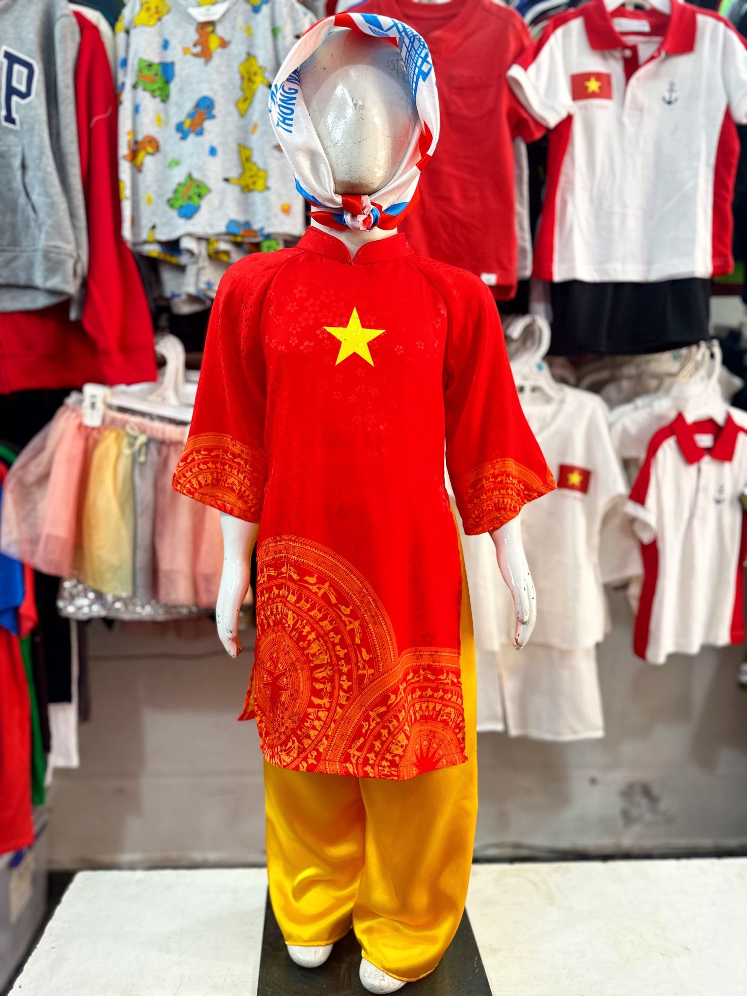 8-36kg; 1-10T (loại tốt) Áo dài lá cờ đỏ sao vàng cho bé gái- Đỏ hoa mai, quần phi bóng loại 1