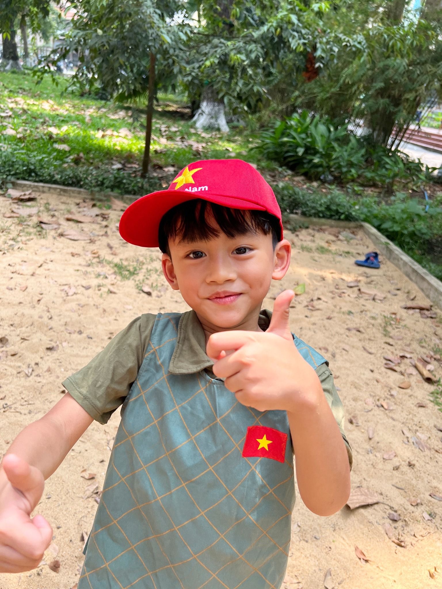 Nón kết thêu cờ đỏ sao vàng cho trẻ em (loại dày, lưỡi trai nhẹ)-Nón vành