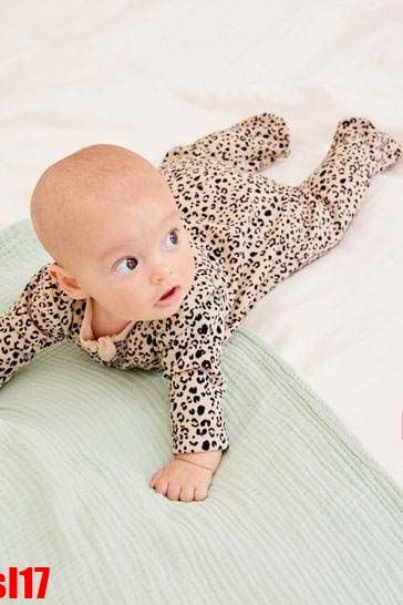  [4-7kg; 14-15kg] Sleepsuit Nỉ Có Vớ Khóa Kéo Bé Unisex NXT - Kem Da Beo 