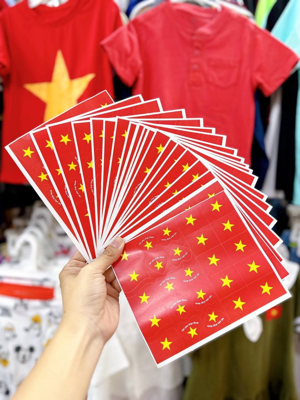 Sticker lá cờ dán cổ vũ, miếng dán cờ đỏ sao vàng cổ vũ