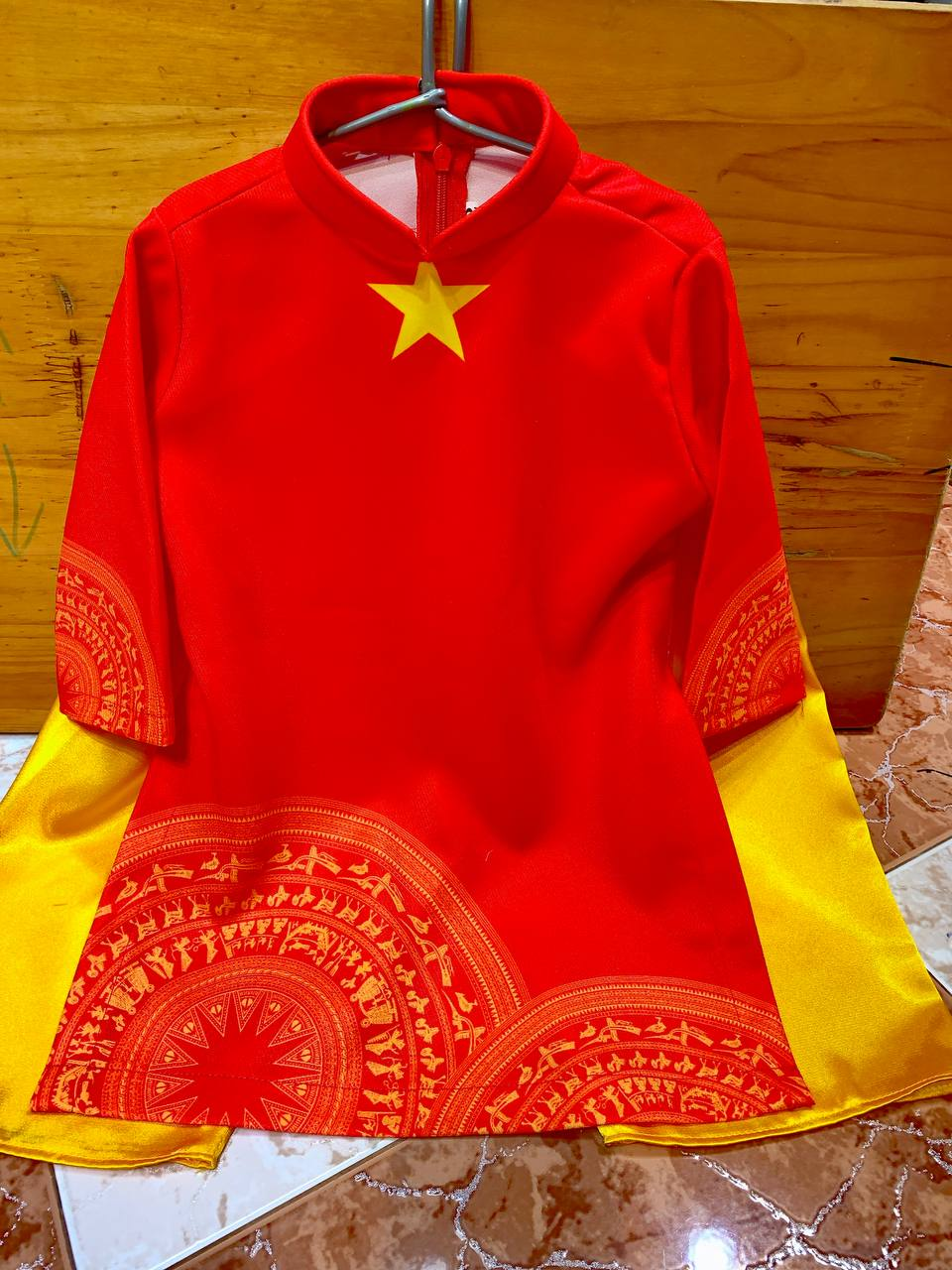 8-36kg; 1-10T (loại tốt) Áo dài lá cờ đỏ sao vàng cho bé trai- Đỏ trống đồng, quần phi bóng loại 1