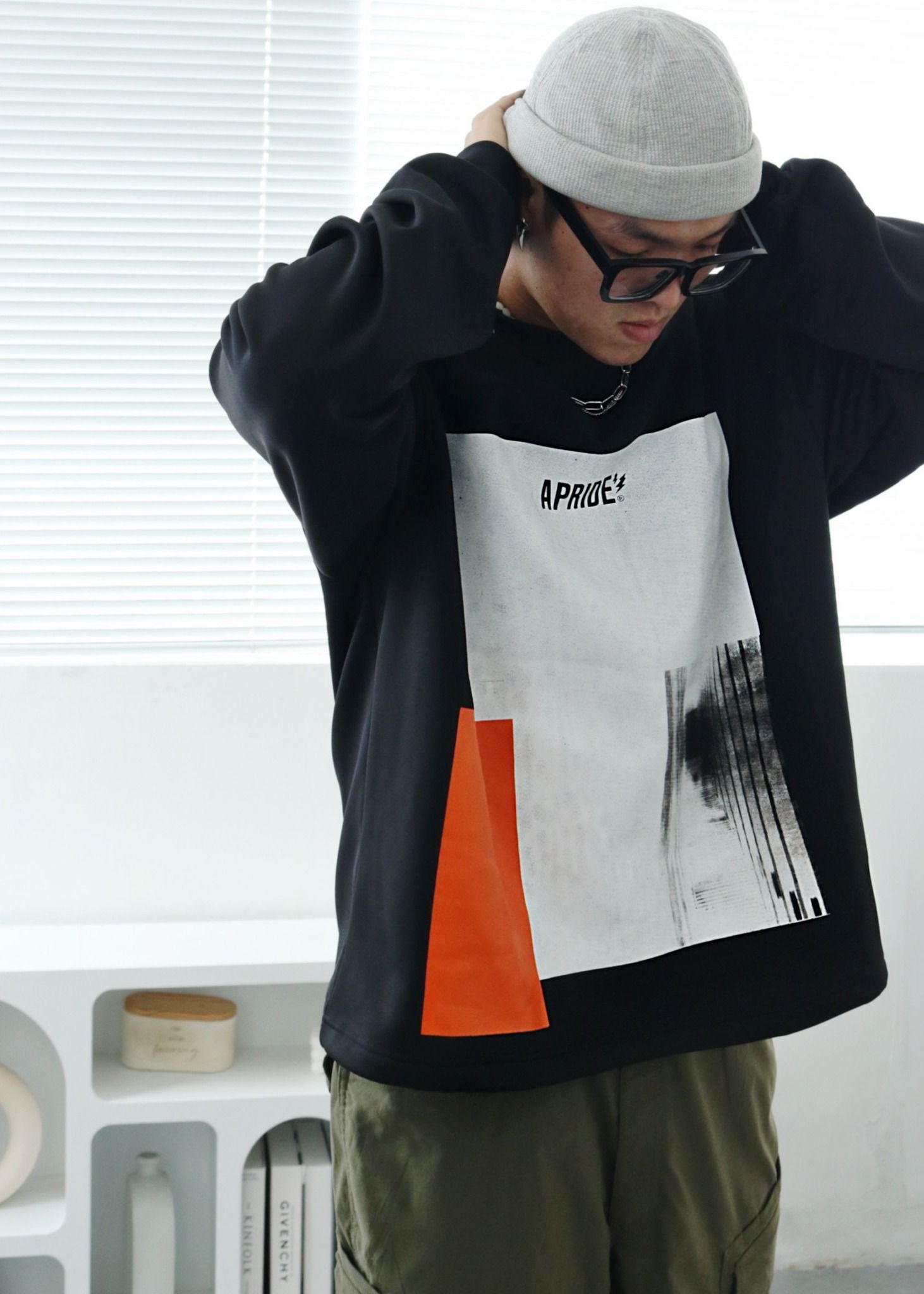 Apride Sweater Brush Art - Black
