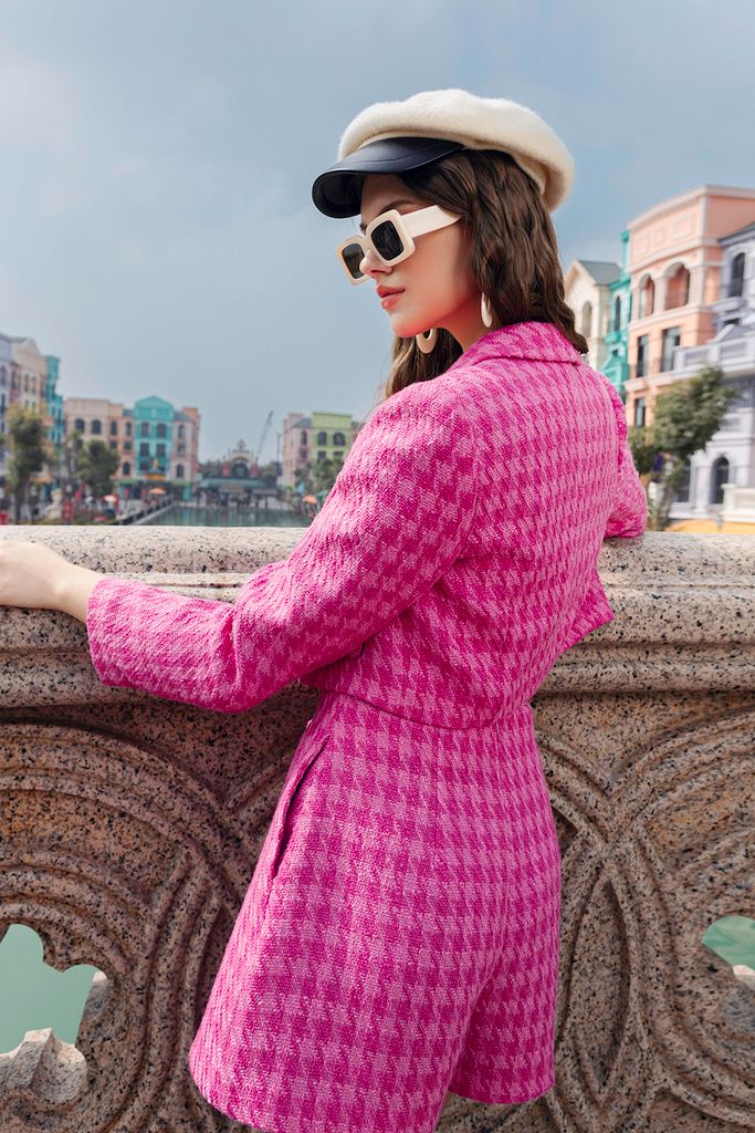 Áo khoác tweed houndstooth hồng khuy kim loại crop