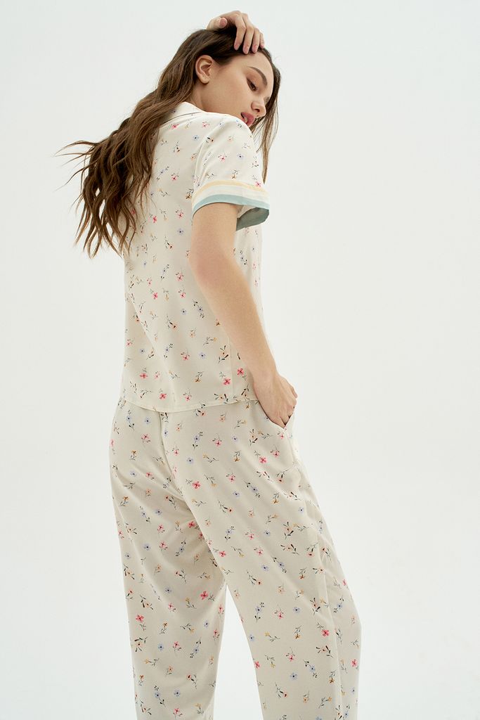 Set pijama lụa áo cộc quần dài hoa nhí nền kem