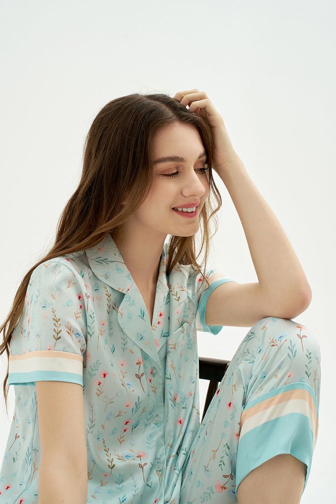 Set pyjamas lụa áo cộc quần dài hoa nhí nền xanh