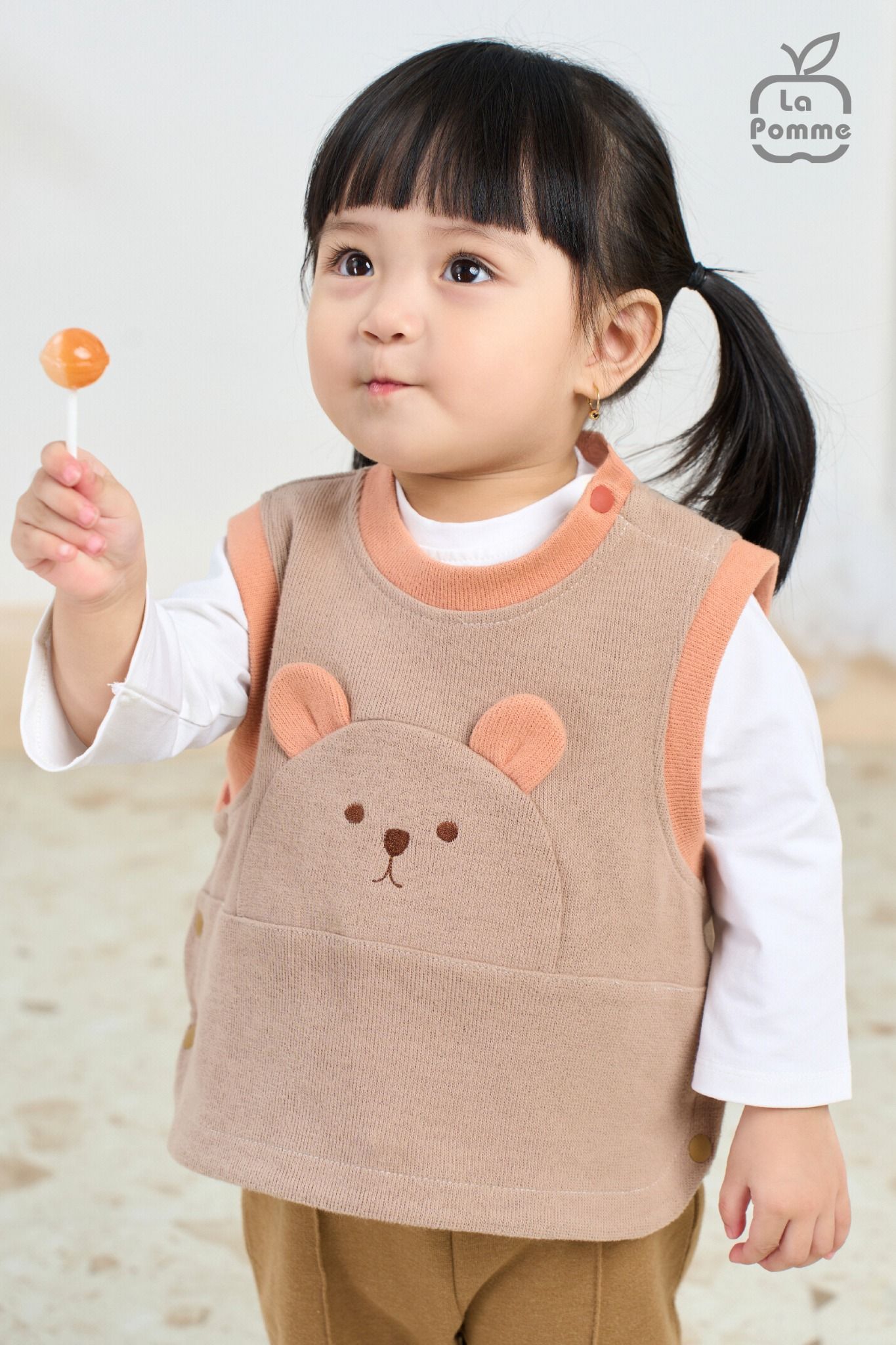 Áo Gile La Pomme cúc bấm mặt gấu