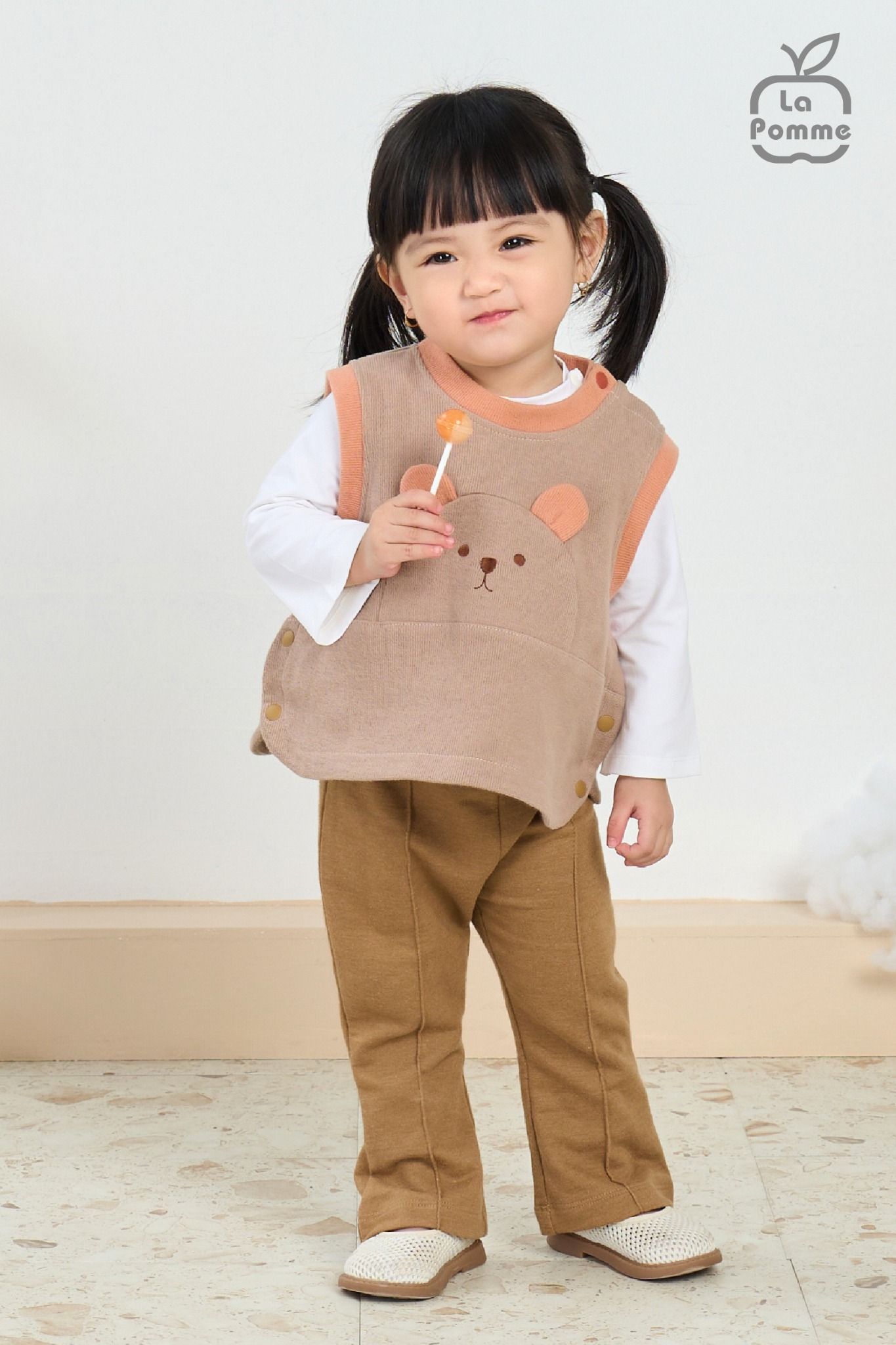 Áo Gile La Pomme cúc bấm mặt gấu