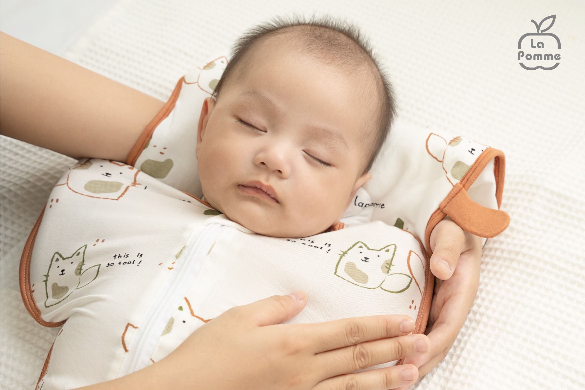 Nhộng chũn sơ sinh La Pomme say giấc