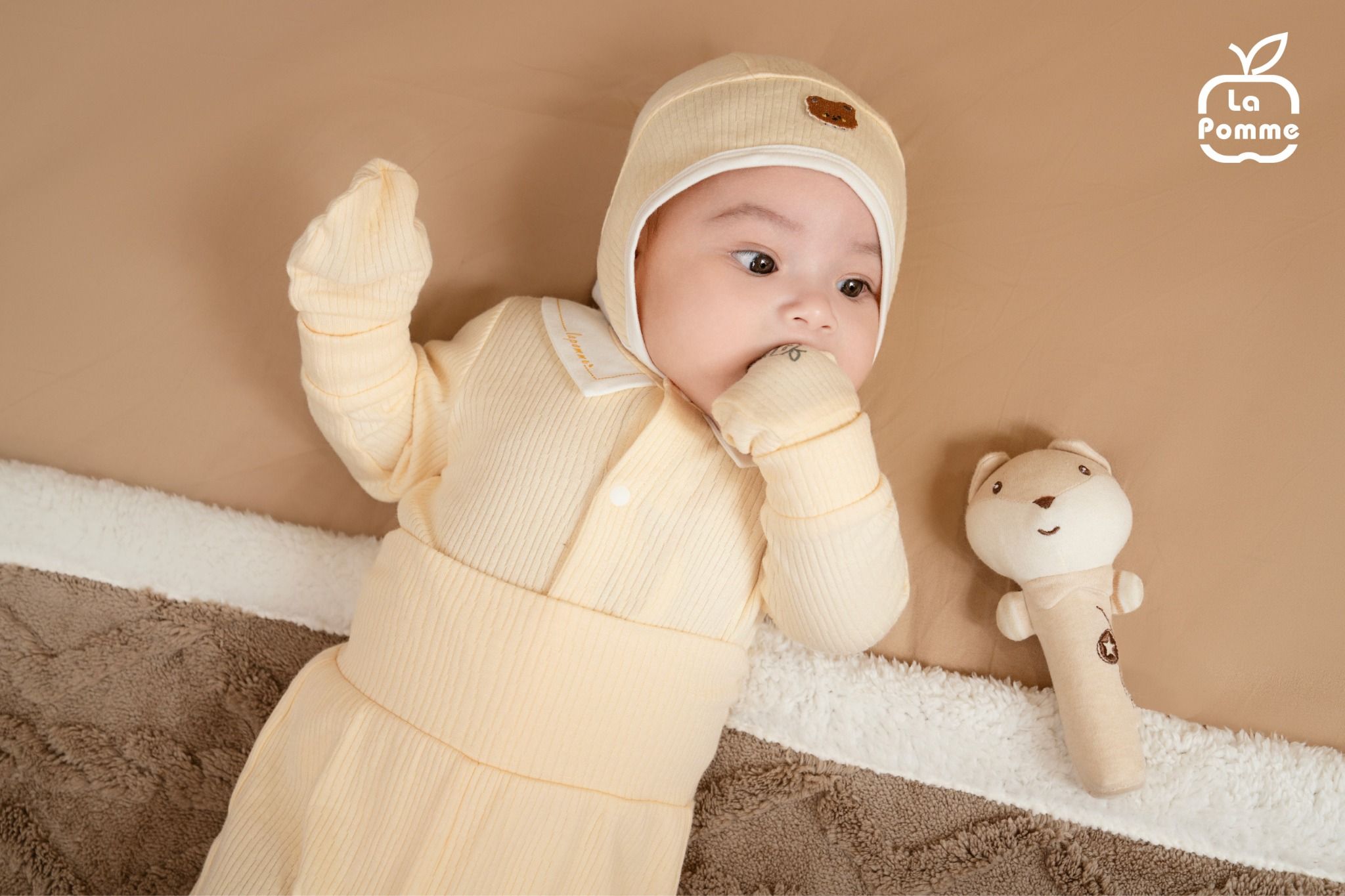 Bộ dài tay cúc giữa La Pomme dệt vân chìm