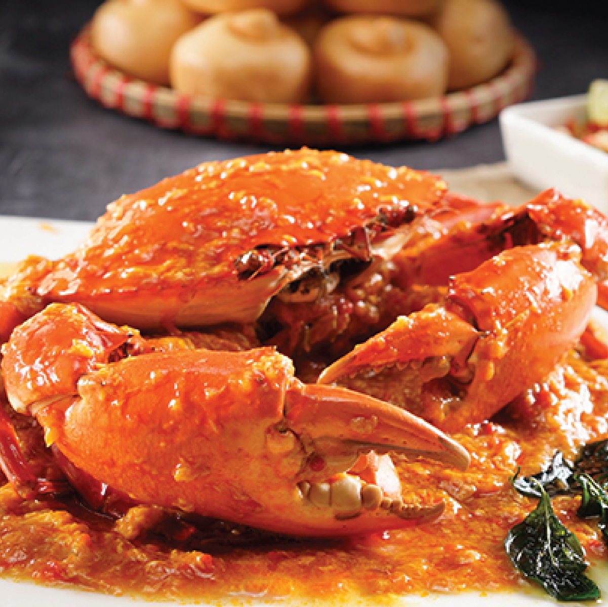 Ăn cùng cua sốt ớt là món bánh bao chiên hoặc hấp tên là mantou,