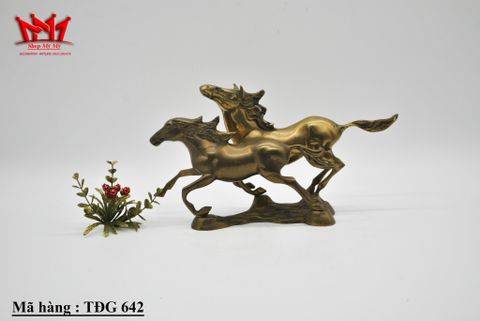  Cặp con ngựa được làm bằng đồng, sản phẩm sưu tầm dùng để trang trí. 
